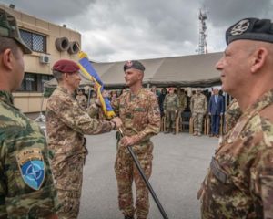 Da-Sx-a-Dx-il-Gen.-DAddario-C.te-della-missione-in-Kosovo-consegna-la-bandiera-del-RCW-al-Colonnello-Pisani