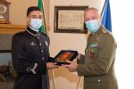 FOTO 6 Dono del Generale Serino al Capo Corso, neo promosso Maresciallo del XXII Corso “Osare”