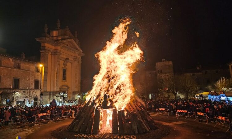 Il Focarone accende la festa di Sant'Antonio a Bagnaia (VIDEO) -   (.it)